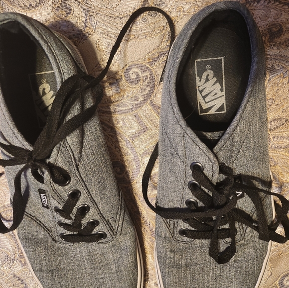 Tennis shoes - Picture 1 of 3